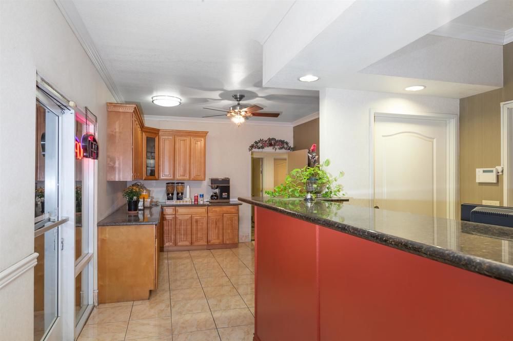Howard Johnson by Wyndham Bakersfield in Bakersfield