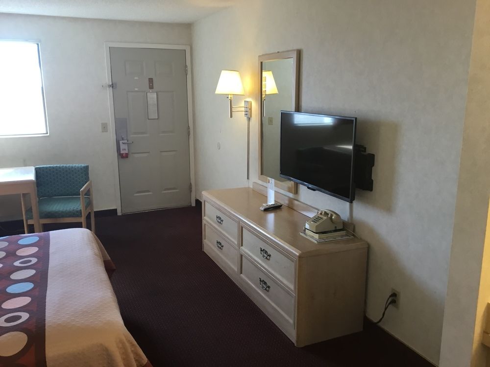 SUPER 8 BY WYNDHAM BISHOP in Bishop, Ca