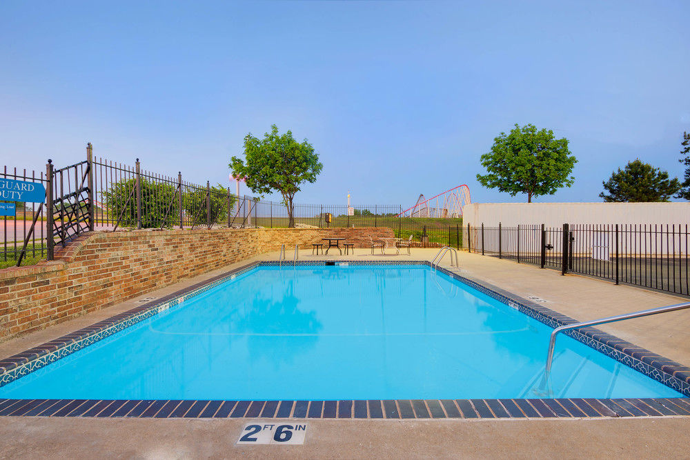 SUPER 8 BY WYNDHAM KANSAS CITY in Kansas City, Mo