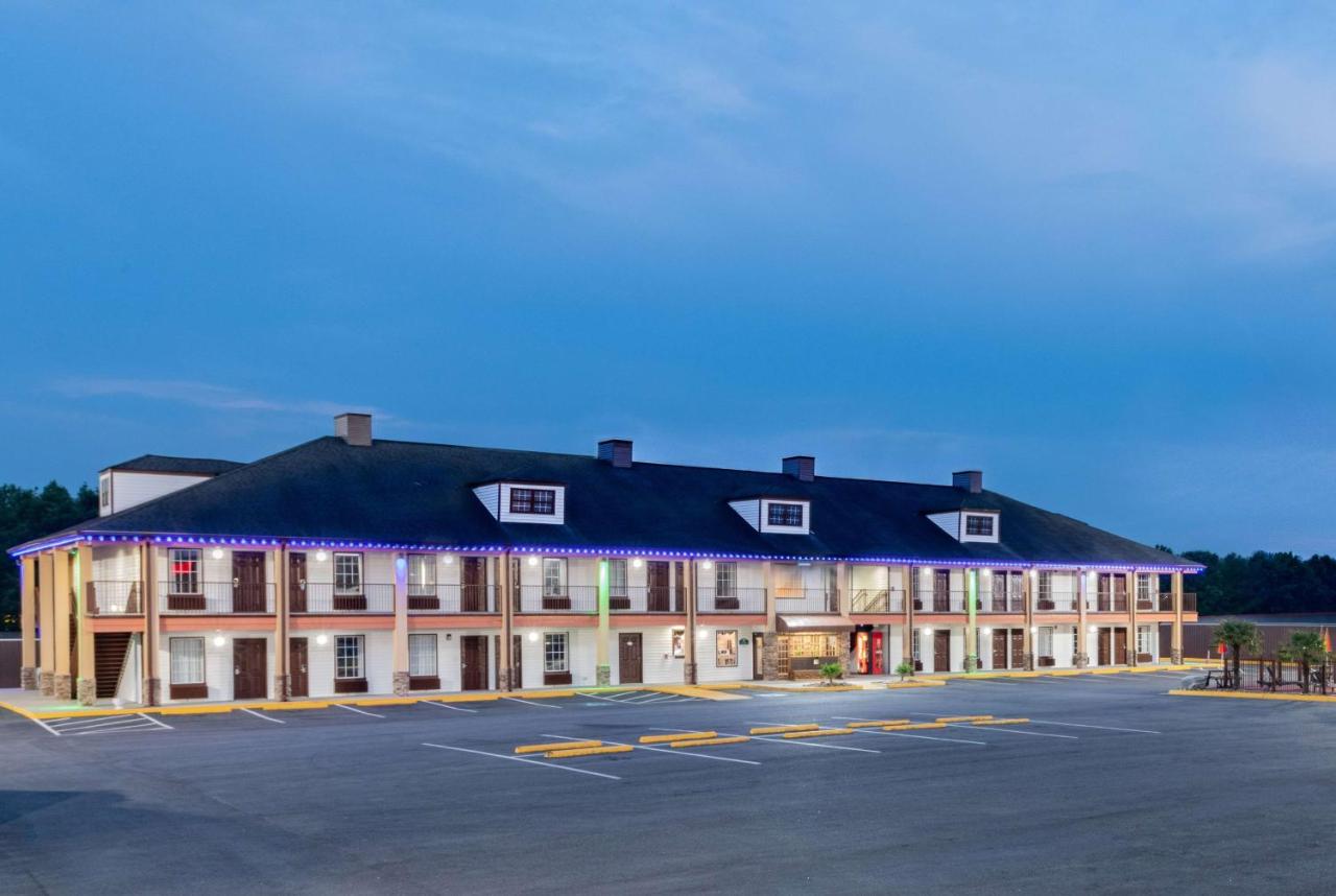 Baymont by Wyndham Commerce GA Near Tanger Outlets Mall in Commerce, Ga