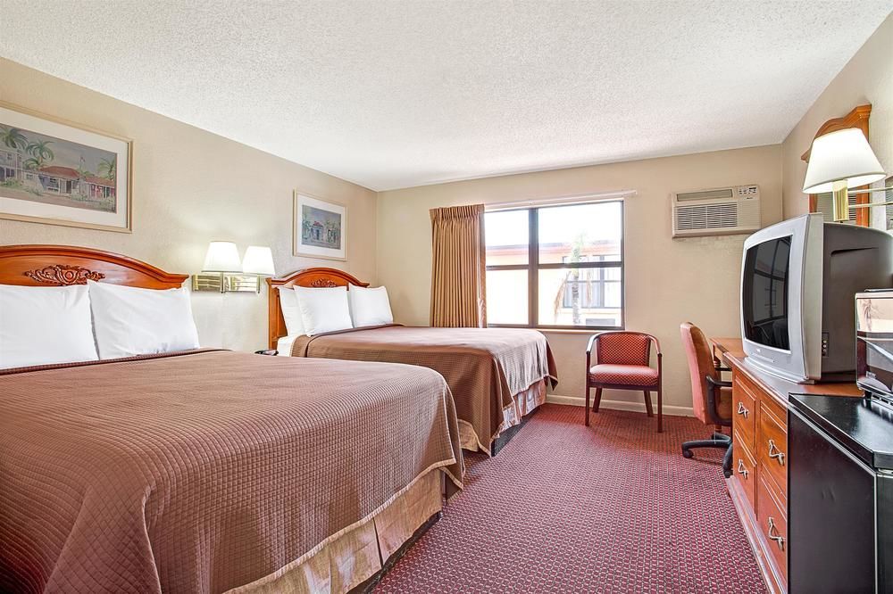 Holiday Inn Express & Suites Tampa Stadium ¿ Airport Area by IHG in Tampa, Fl