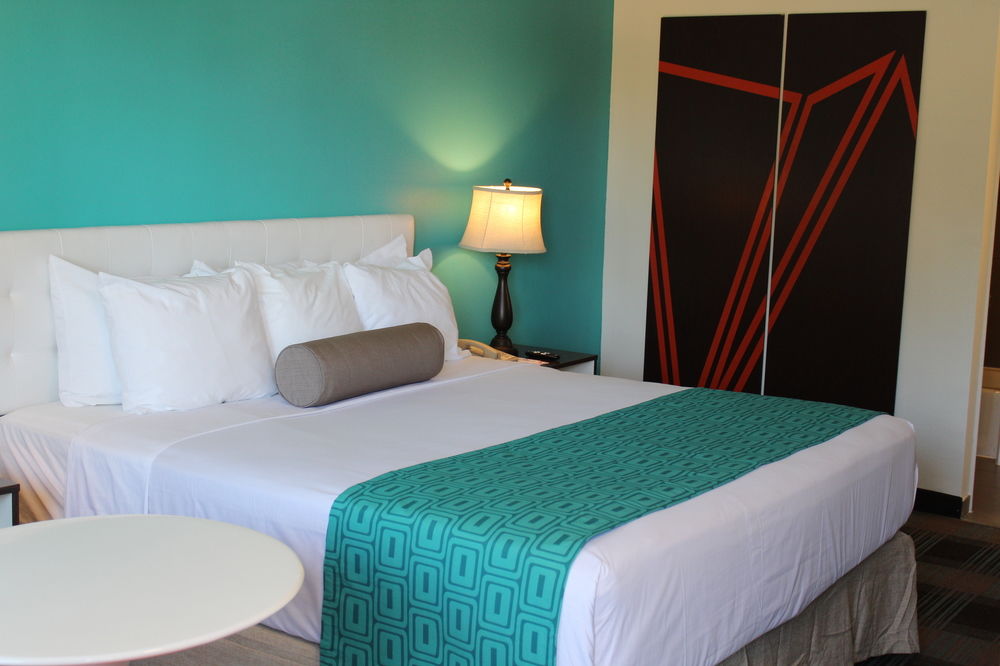 HOWARD JOHNSON BY WYNDHAM SAN DIEGO HOTEL CIRCLE in San Diego, Ca