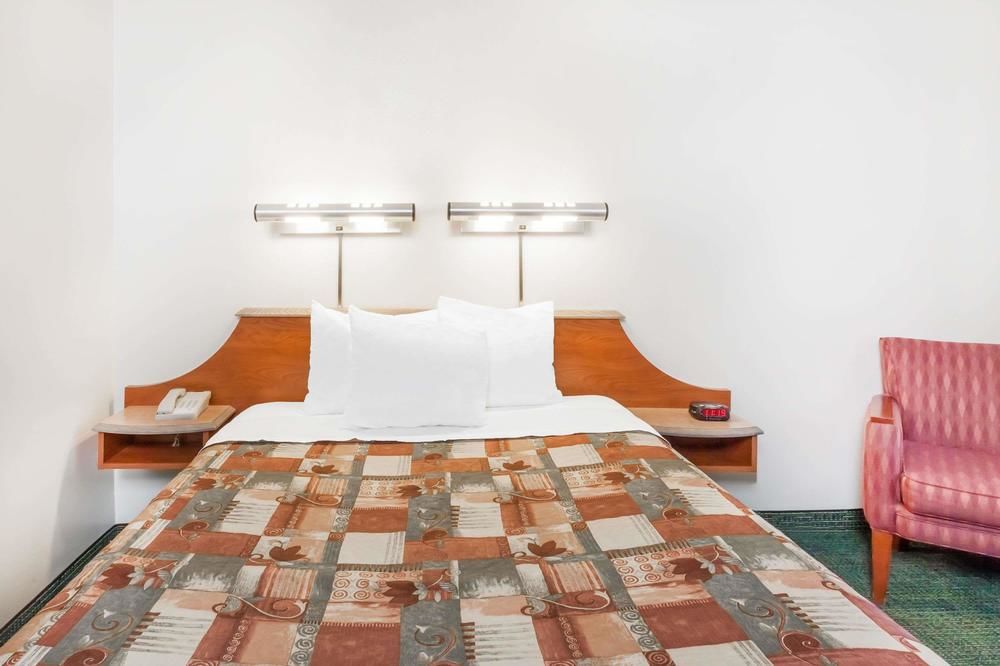 DAYS INN BY WYNDHAM SOUTH LENWOOD in Barstow, Ca