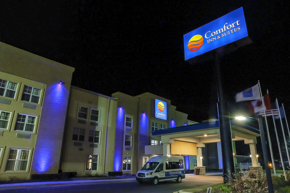 HOLIDAY INN EXPRESS & SUITES A in Dearborn, Mi