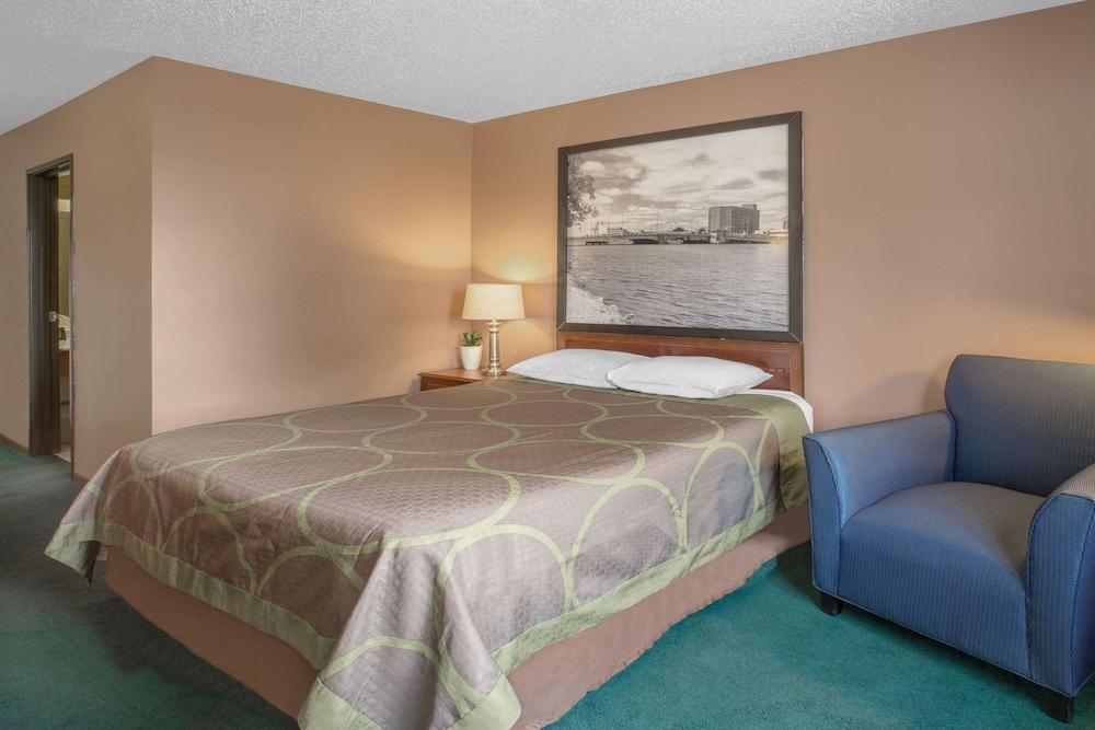 SUPER 8 BY WYNDHAM OSHKOSH AIRPORT in Oshkosh, Wi