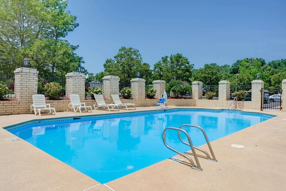 DAYS INN BY WYNDHAM NEWPORT NEWS CITY CTR in Newport News, Va