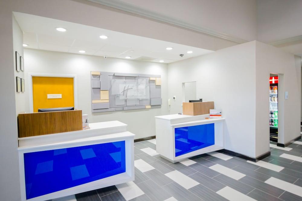 HOLIDAY INN EXPRESS & SUITES AUSTIN AIRPORT in Austin, Tx