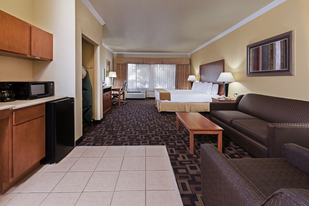 HOLIDAY INN EXPRESS & SUITES AUSTIN NW - LAKELINE in Austin, Tx