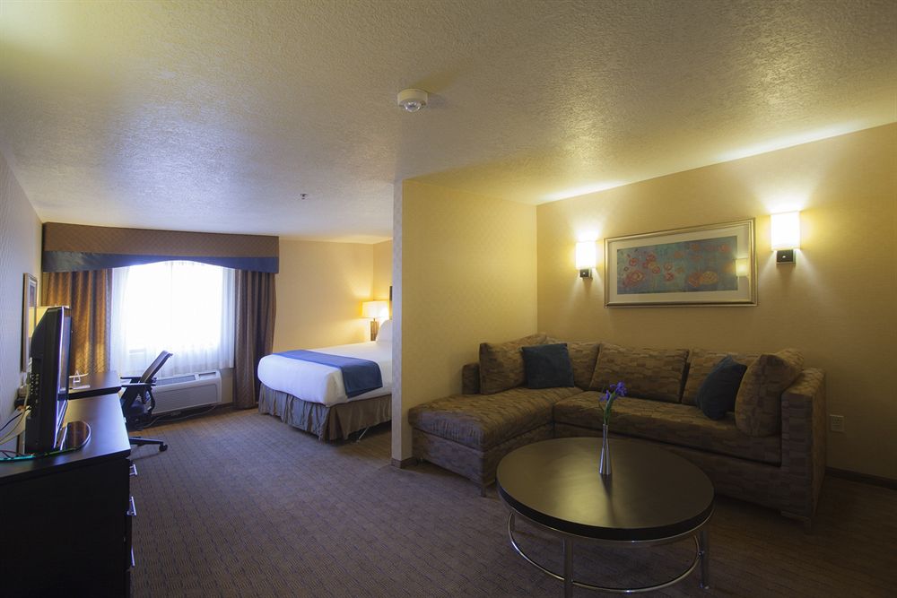 HOLIDAY INN EXPRESS & SUITES ALBUQUERQUE-N. BALLOON FSTA PK in Albuquerque