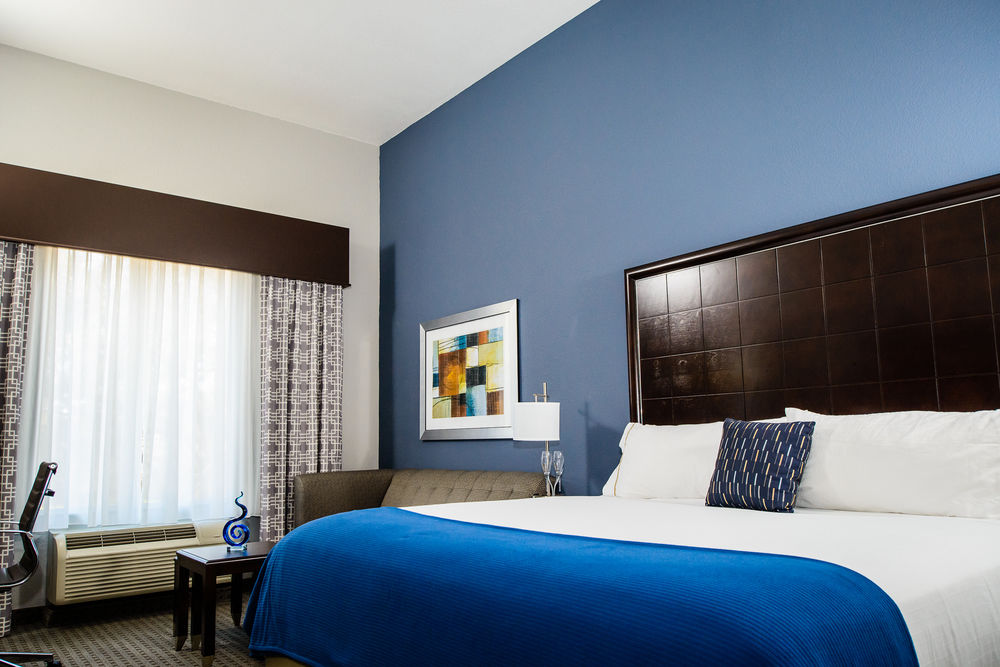 HOLIDAY INN EXPRESS & SUITES AUSTIN NW - ARBORETUM AREA in Austin, Tx
