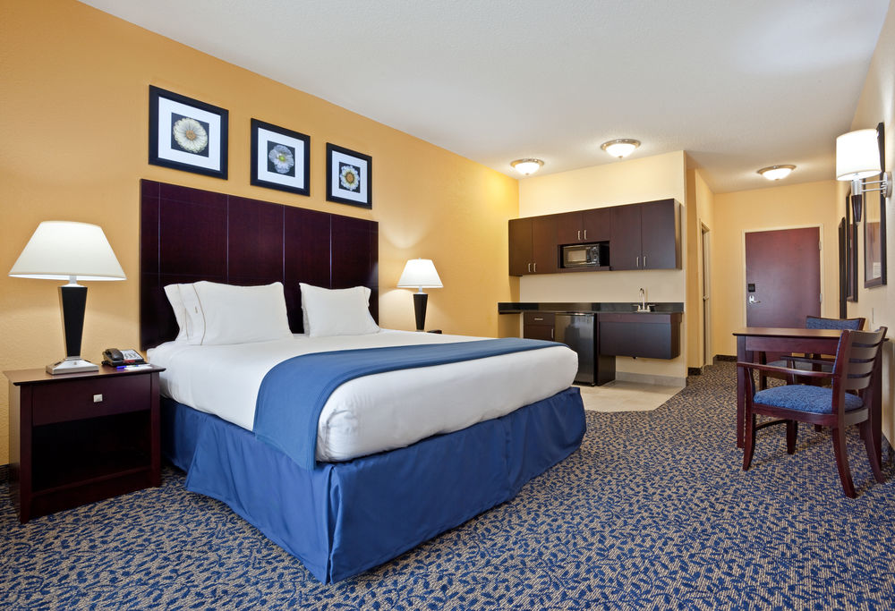 HOLIDAY INN EXPRESS & SUITES AKRON REGIONAL AIRPORT AREA in Akron, Oh