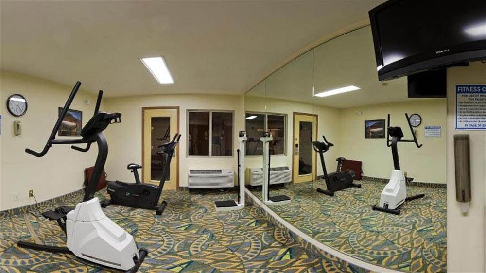 HOLIDAY INN EXPRESS HOTEL & SUITES BRANSON 76 CENTRAL in Branson