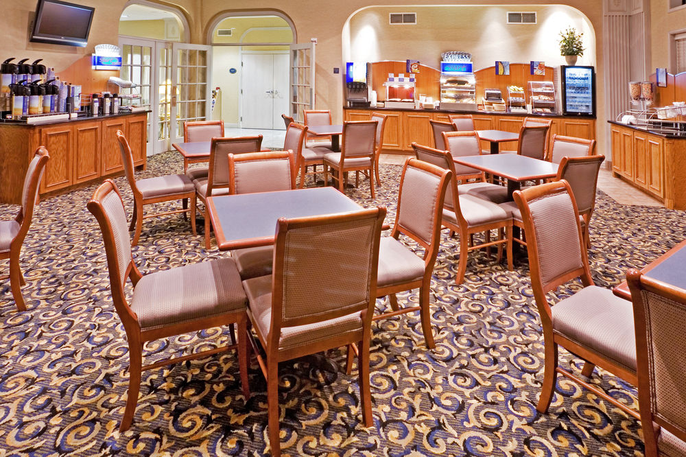HOLIDAY INN EXPRESS & SUITES D in Dallas, Tx