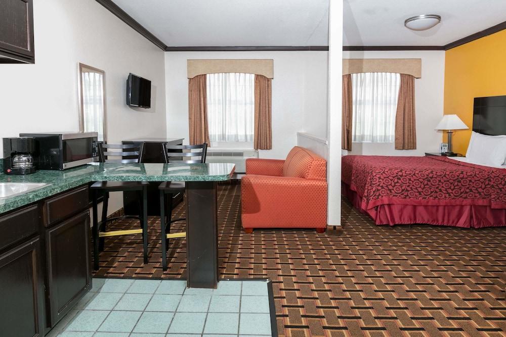 DAYS SUITES BY WYNDHAM FT. WORTH DFW S in Euless, Tx