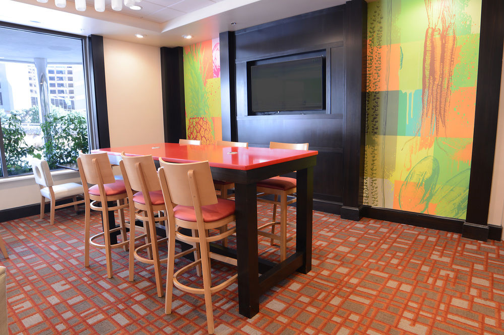HOLIDAY INN NATIONAL AIRPORT in Arlington