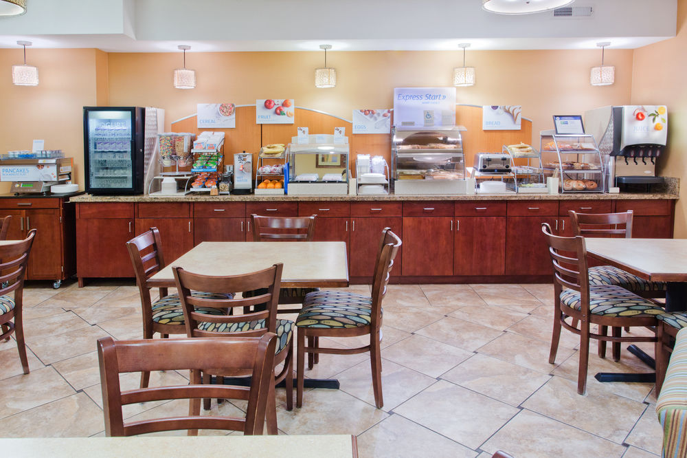 HOLIDAY INN EXPRESS HOTEL & SUITES PORTLAND-JANTZEN BEACH in Portland, Or