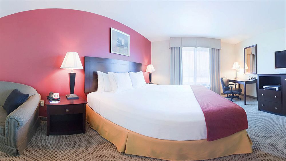 HOLIDAY INN EXPRESS HOTEL & SUITES HOLLYWOOD WALK OF FAME in Los Angeles, Ca