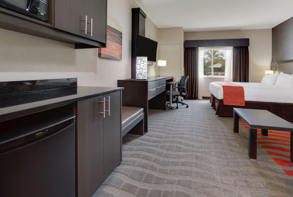 HOLIDAY INN EXPRESS & SUITES NAPLES DOWNTOWN - 5TH AVENUE in Naples