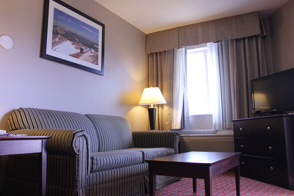 HOLIDAY INN EXPRESS & SUITES COLORADO SPRINGS AIRPORT in Colorado Springs