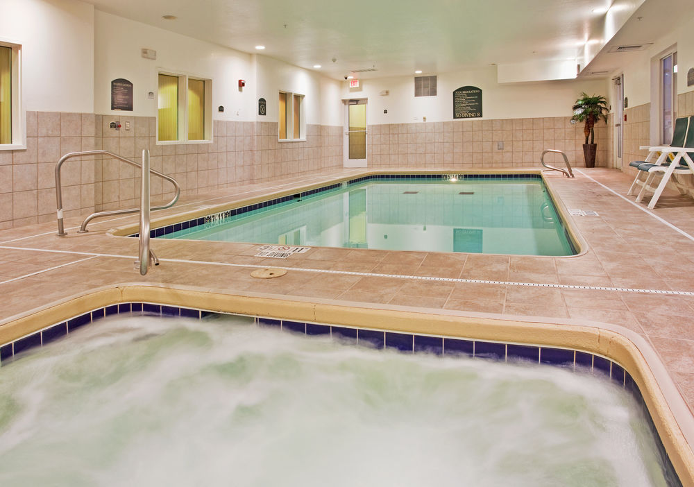 HOLIDAY INN EXPRESS & SUITES WICHITA AIRPORT in Wichita