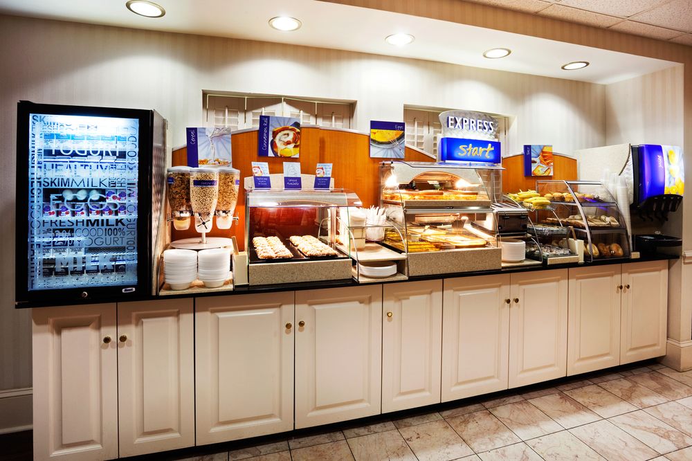 HOLIDAY INN EXPRESS CHARLESTON US HWY 17 & I-526 in Charleston