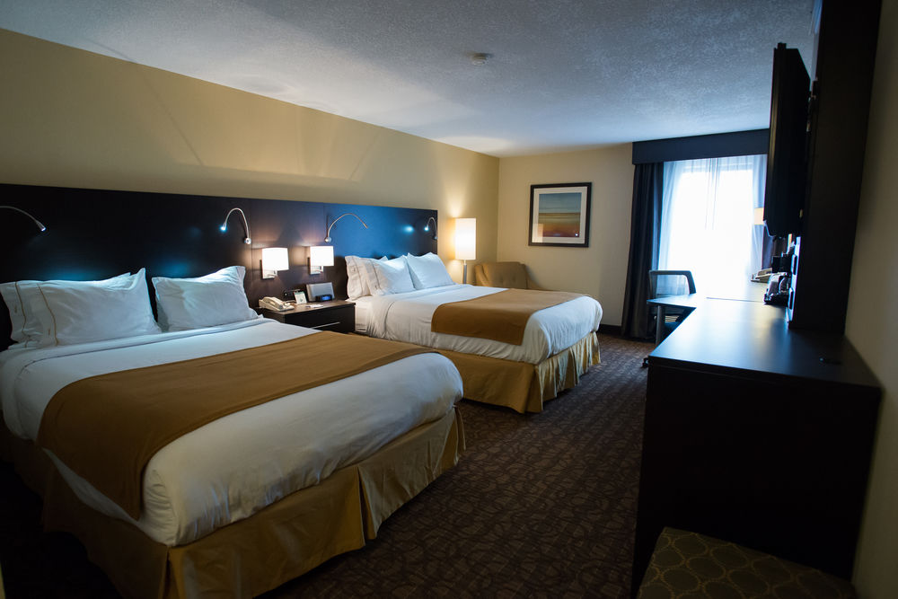 HOLIDAY INN EXPRESS & SUITES TOPEKA WEST I-70 WANAMAKER in Topeka