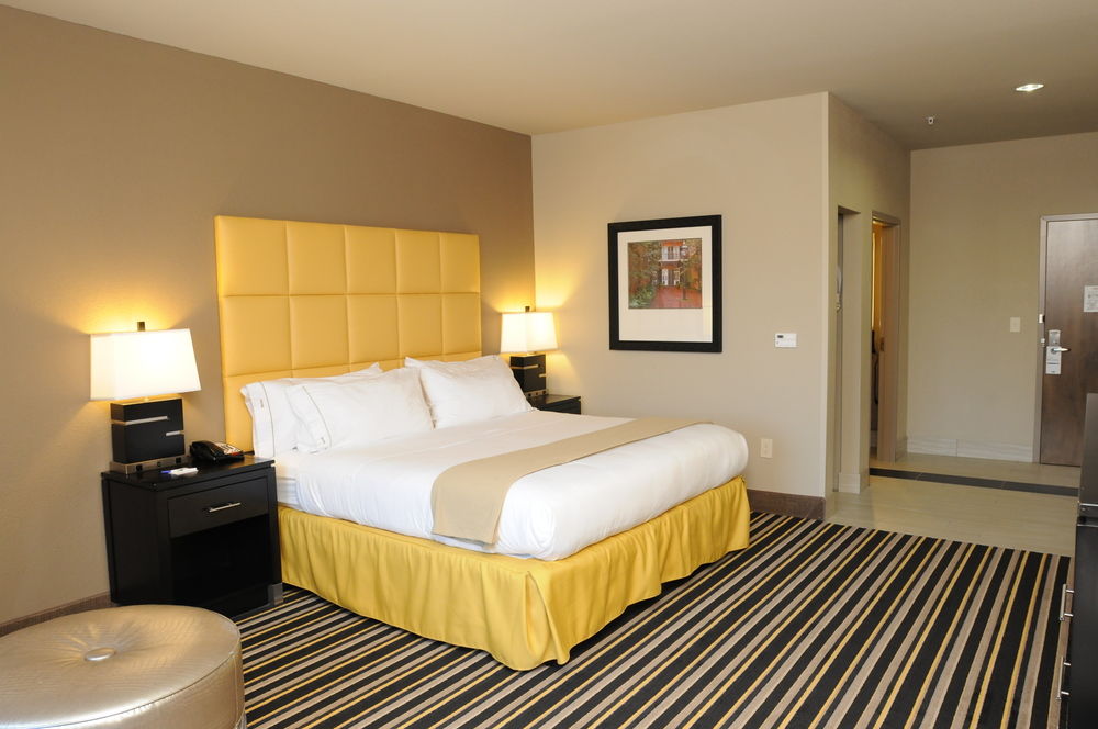 HOLIDAY INN EXPRESS COVINGTON-MADISONVILLE in Covington, La