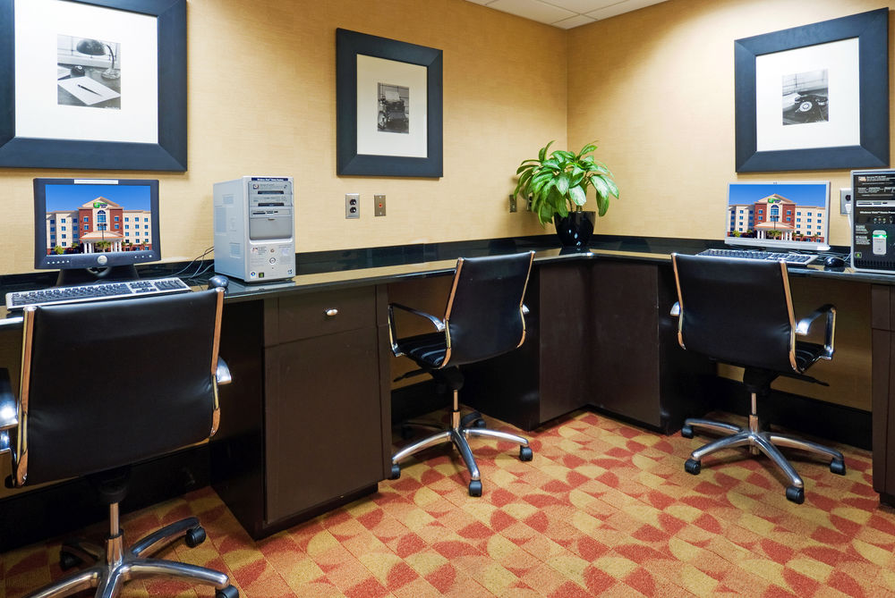 HOLIDAY INN EXPRESS & SUITES COLUMBIA-FORT JACKSON in Columbia, Sc