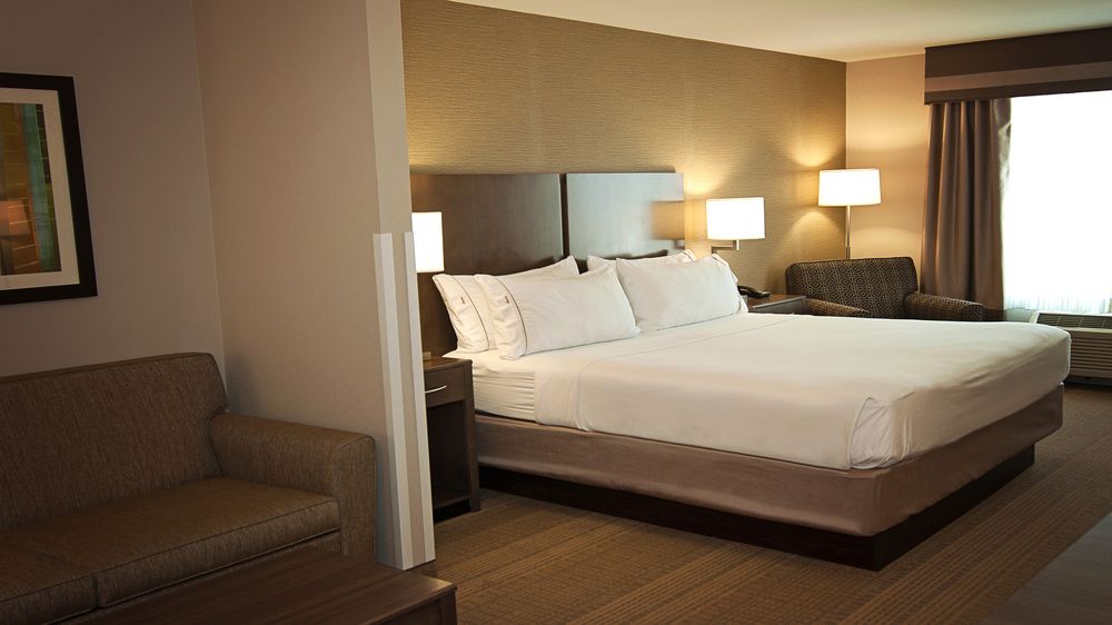 HOLIDAY INN EXPRESS & SUITES WICHITA NORTHEAST in Wichita
