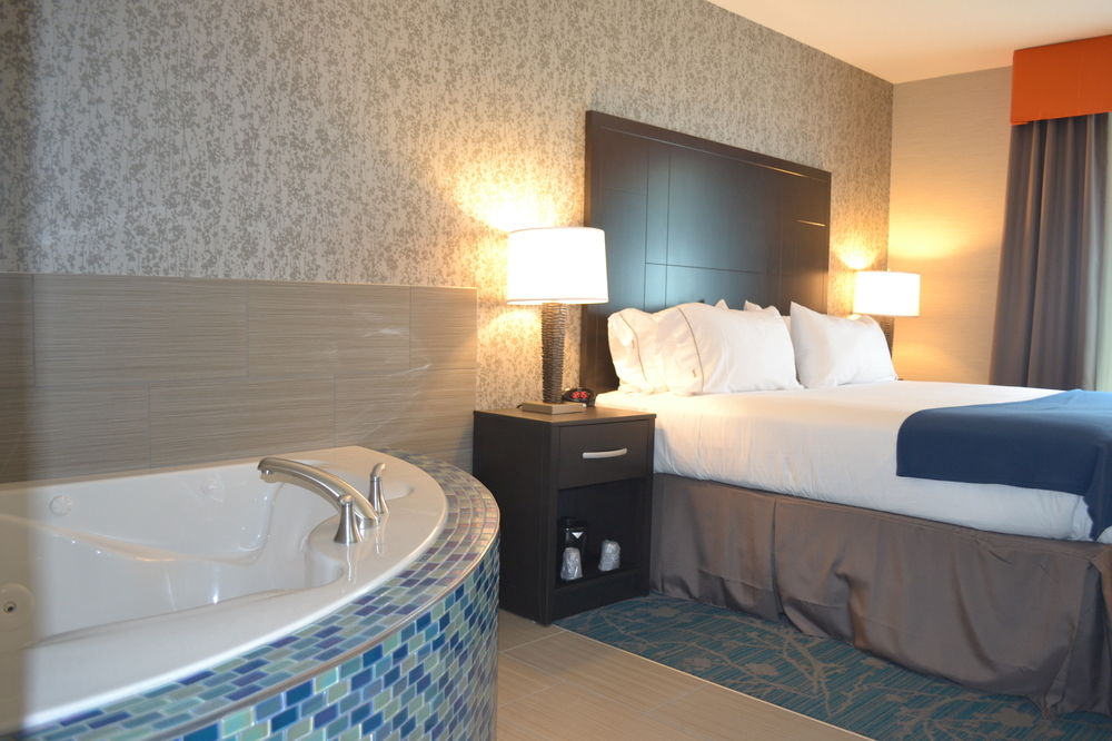 HOLIDAY INN EXPRESS & SUITES KNOXVILLE WEST - PAPERMILL DR in Knoxville. Tn