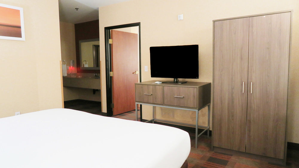 HOLIDAY INN EXPRESS & SUITES ELK GROVE CENTRAL - HWY 99 in Elk Grove, Ca