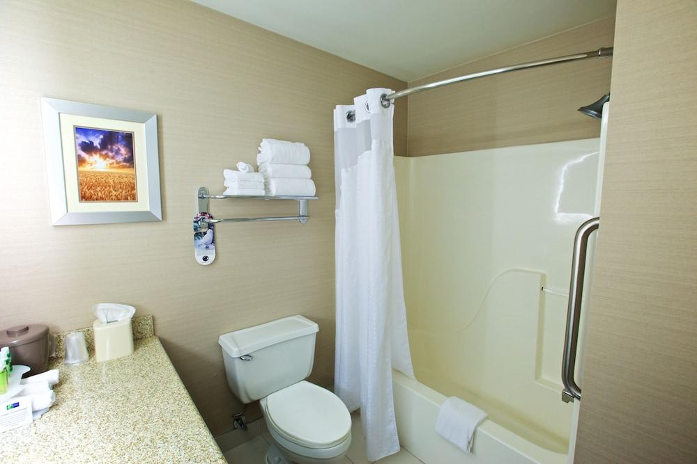 HOLIDAY INN EXPRESS FARGO-WEST ACRES in Fargo