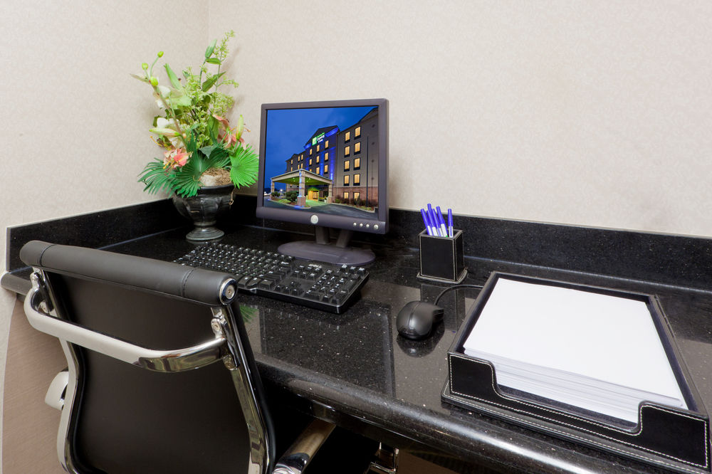 HOLIDAY INN EXPRESS & SUITES CHARLESTON-SOUTHRIDGE in Charleston, Wv