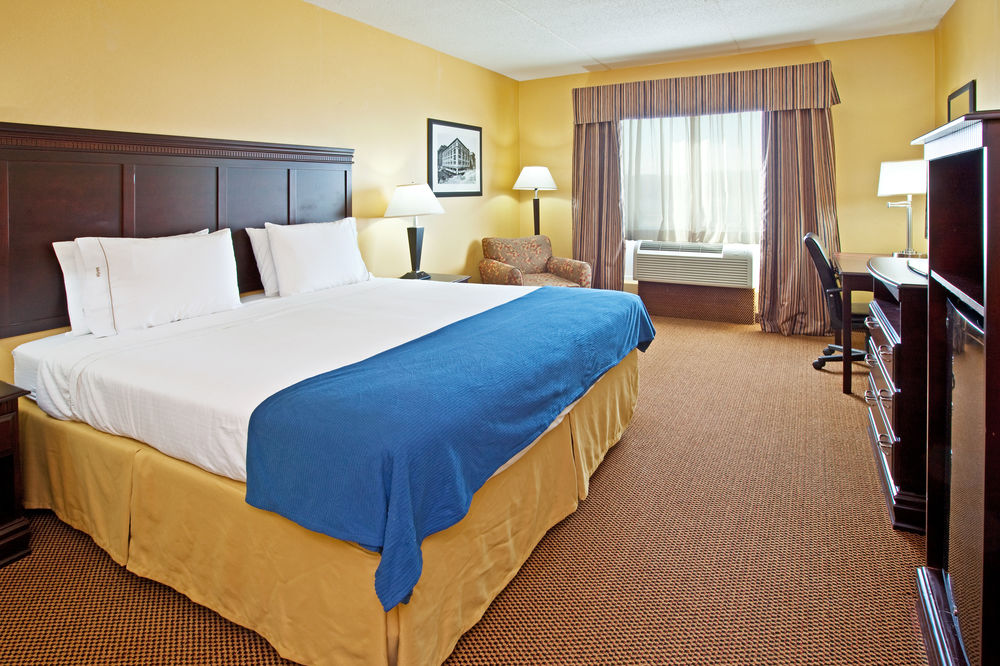 HOLIDAY INN EXPRESS & SUITES LOUISVILLE SOUTH-HILLVIEW in Louisville, Ky
