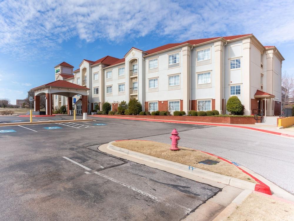 HOLIDAY INN EXPRESS SUITES PENN SQUARE in Oklahoma City