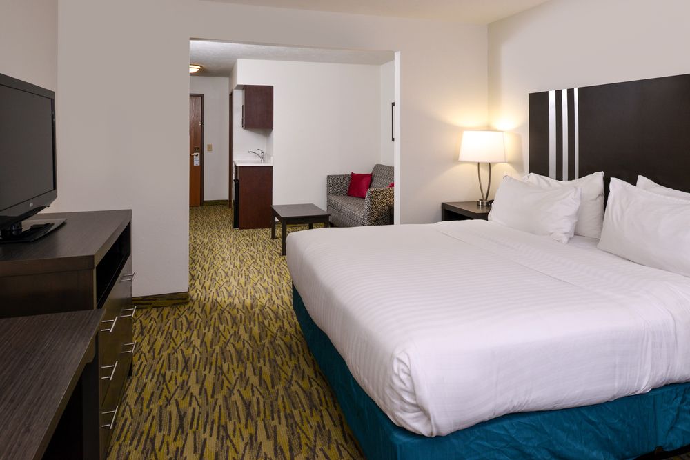 HOLIDAY INN EXPRESS & SUITES OMAHA WEST in Omaha, Ne