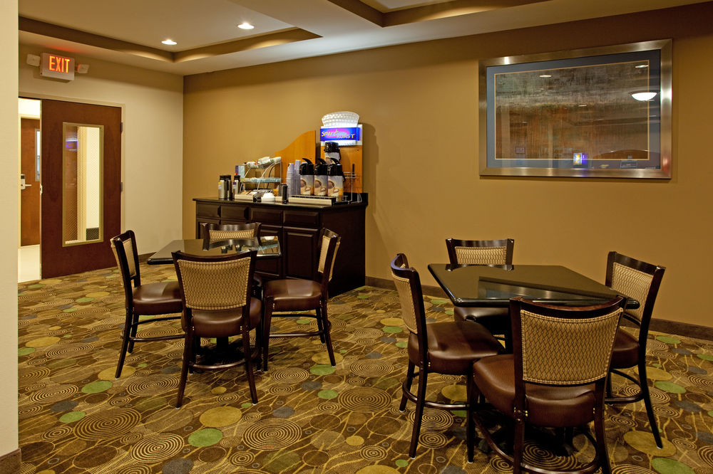 HOLIDAY INN EXPRESS & SUITES HOPE MILLS-FAYETTEVILLE ARPT in Fayetteville, Nc