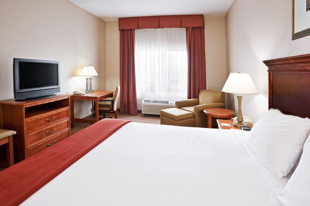 HOLIDAY INN EXPRESS HOTEL & SUITES DETROIT - UTICA in Utica