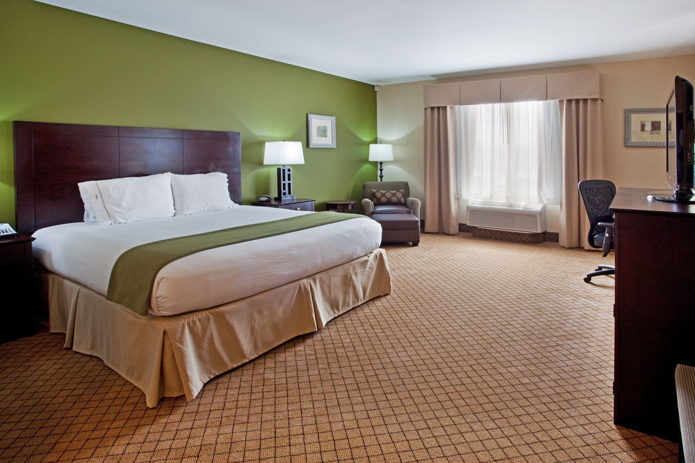 HOLIDAY INN EXPRESS HOTEL & SUITES COLUMBUS-FORT BENNING in Columbus, Ga