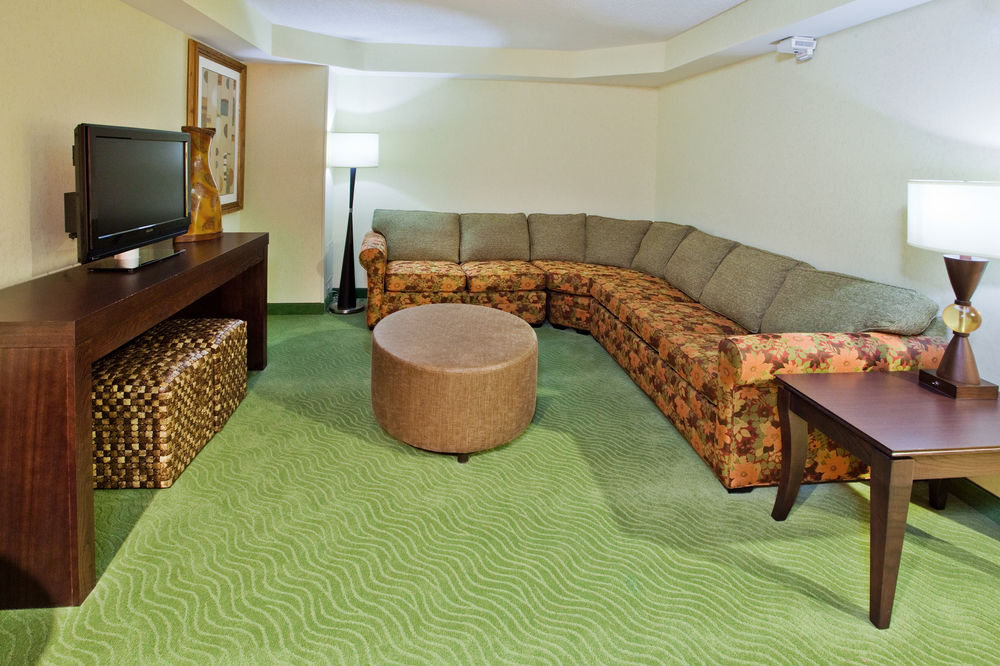 HOLIDAY INN EXPRESS & SUITES GREENVILLE-I-85 & WOODRUFF RD in Greenville, Sc