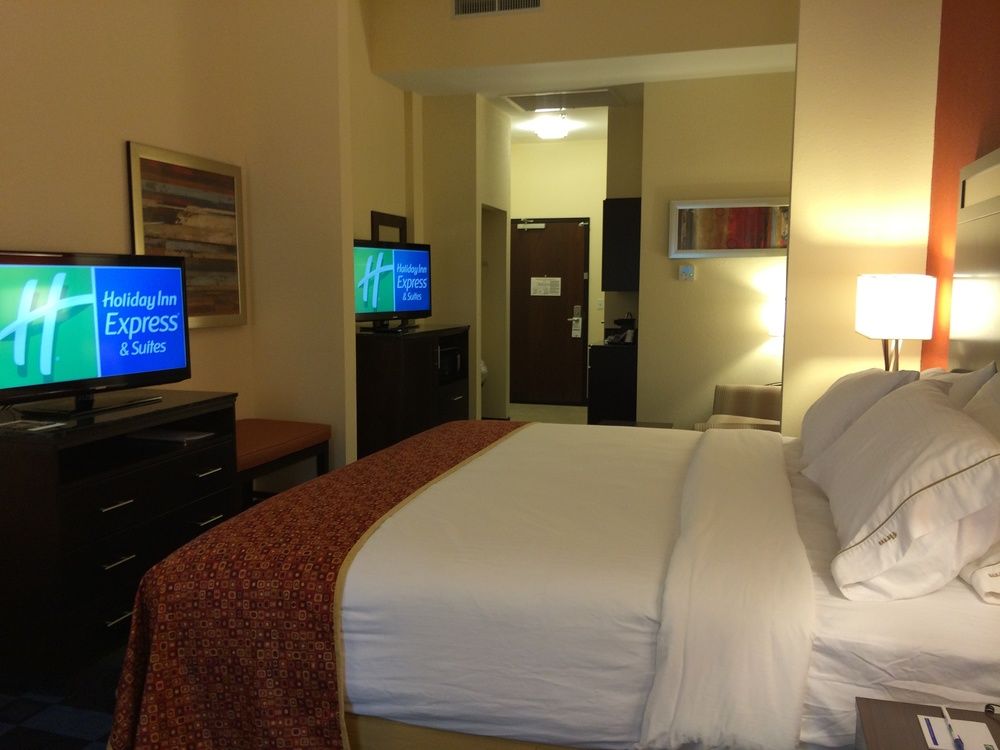 HOLIDAY INN EXPRESS & SUITES COLUMBIA UNIV AREA - HWY 63 in Columbia, Mo