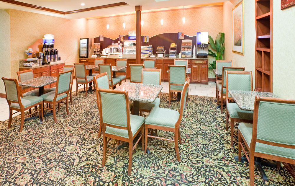 HOLIDAY INN EXPRESS & SUITES FORT WORTH - FOSSIL CREEK in Fort Worth