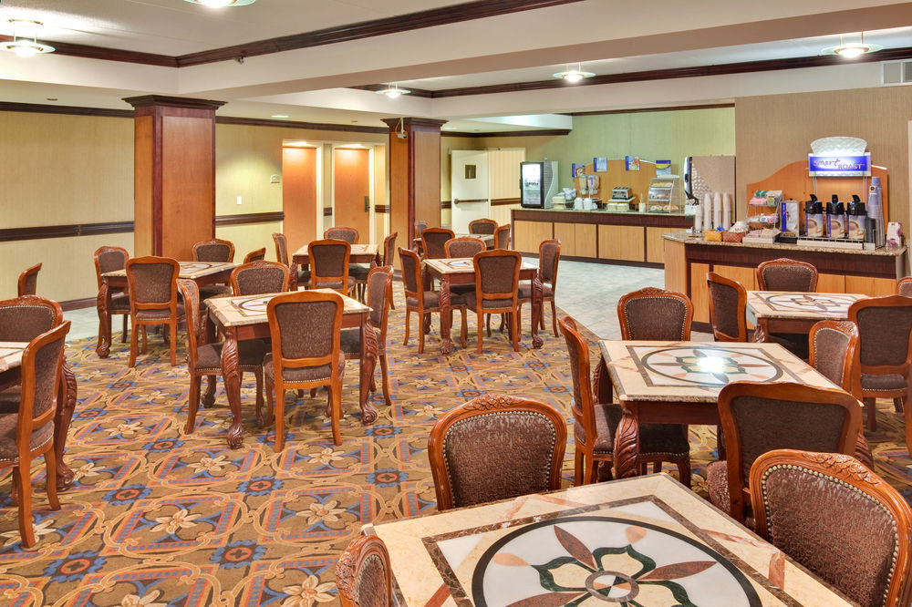 HOLIDAY INN EXPRESS FLINT-CAMPUS AREA in Flint, Mi