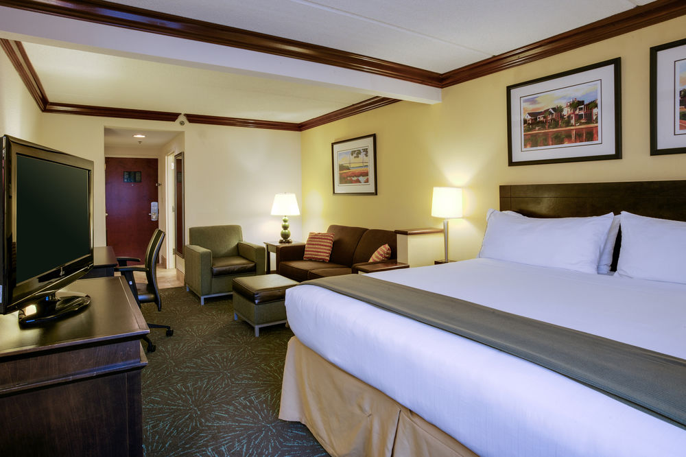 HOLIDAY INN EXPRESS & SUITES CHARLESTON-ASHLEY PHOSPHATE in North Charleston, Sc