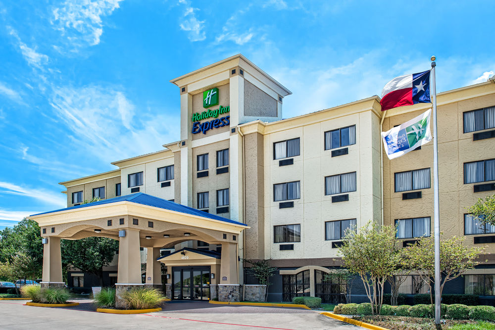 HOLIDAY INN EXPRESS & SUITES FORT WORTH SOUTHWEST (I-20) in Fort Worth