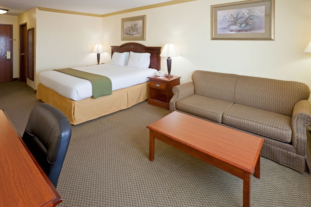 HOLIDAY INN EXPRESS & SUITES LAKE WORTH NW LOOP 820 in Fort Worth