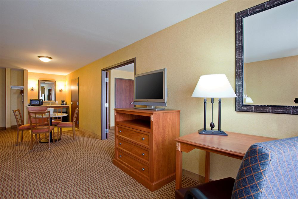 HOLIDAY INN EXPRESS & SUITES ONTARIO AIRPORT in Ontario, Ca
