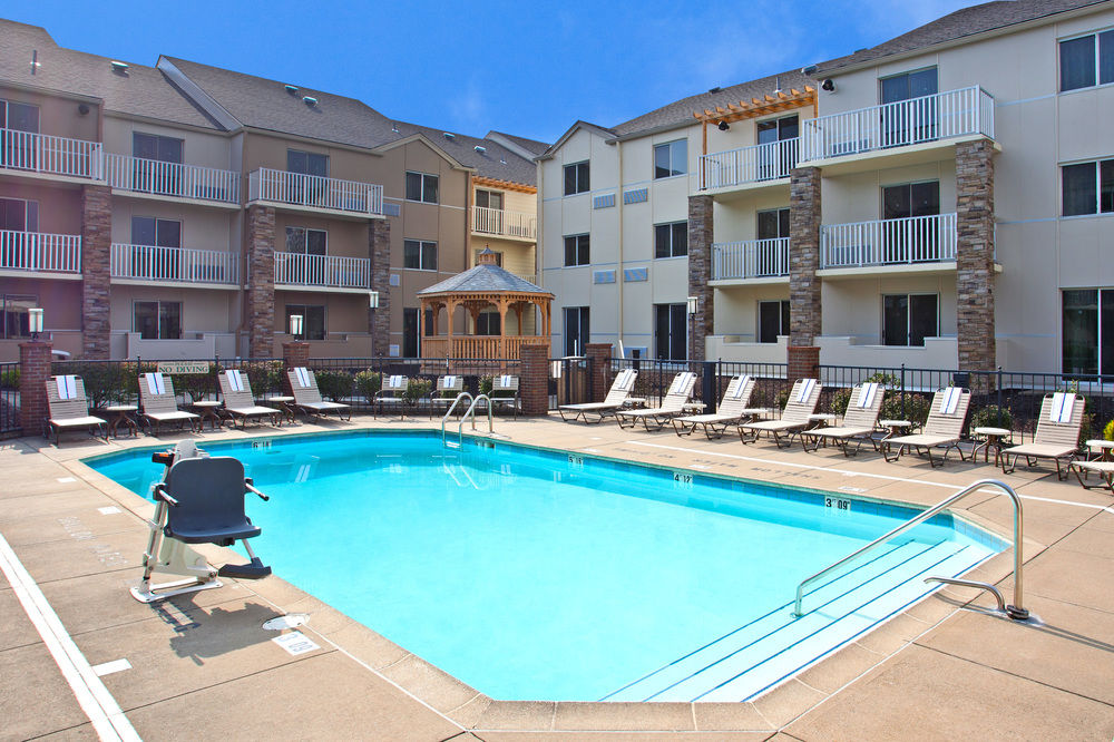 HOLIDAY INN EXPRESS HOTEL & SUITES PITTSBURGH AIRPORT in Pittsburgh, Pa