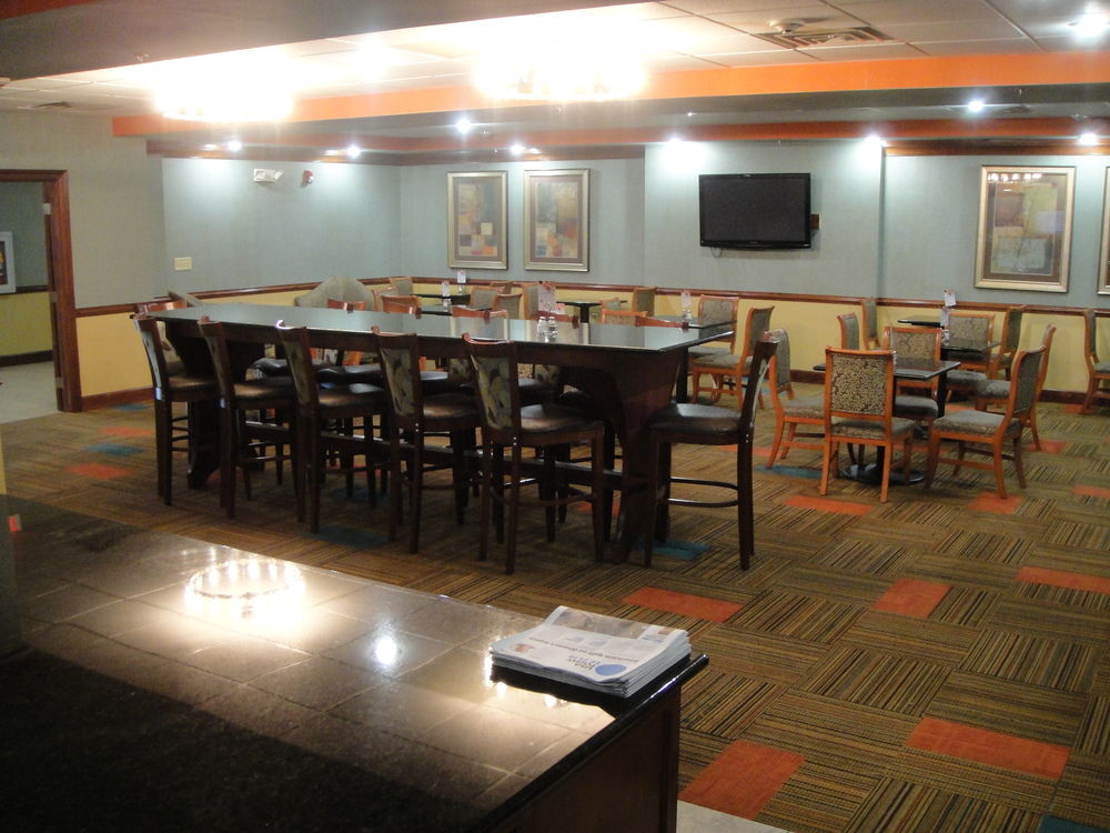 HOLIDAY INN EXPRESS & SUITES PETERSBURG-FORT LEE in Petersburg, Va