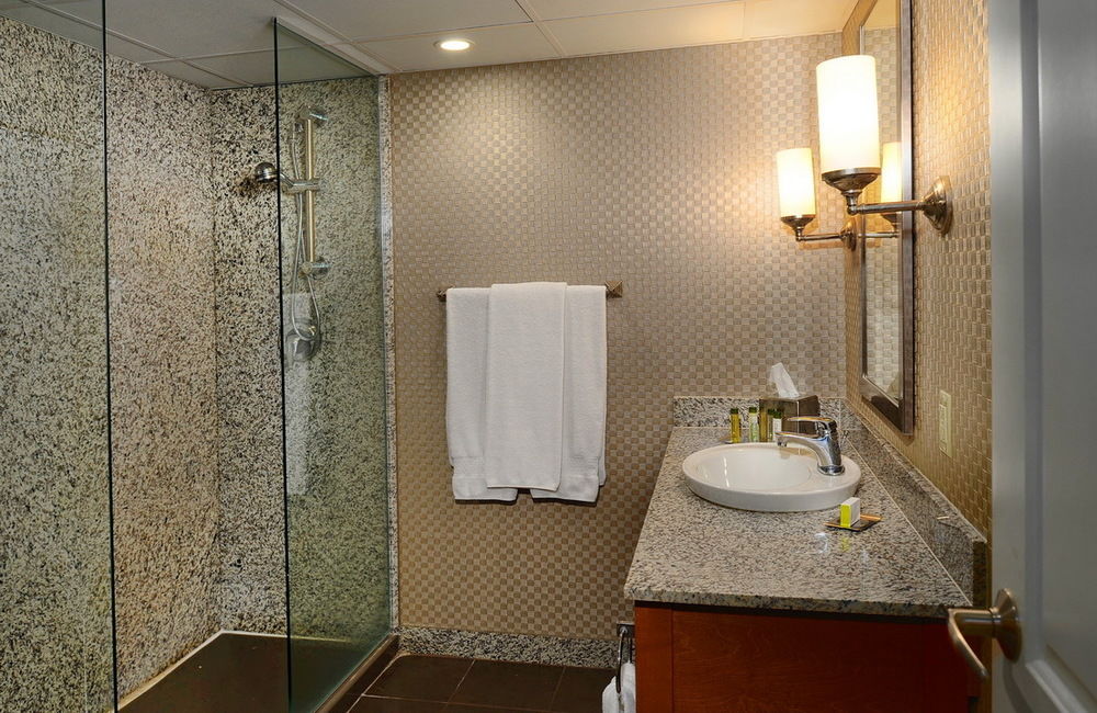 DoubleTree by Hilton St. Louis - Westport in Saint Louis, Mo